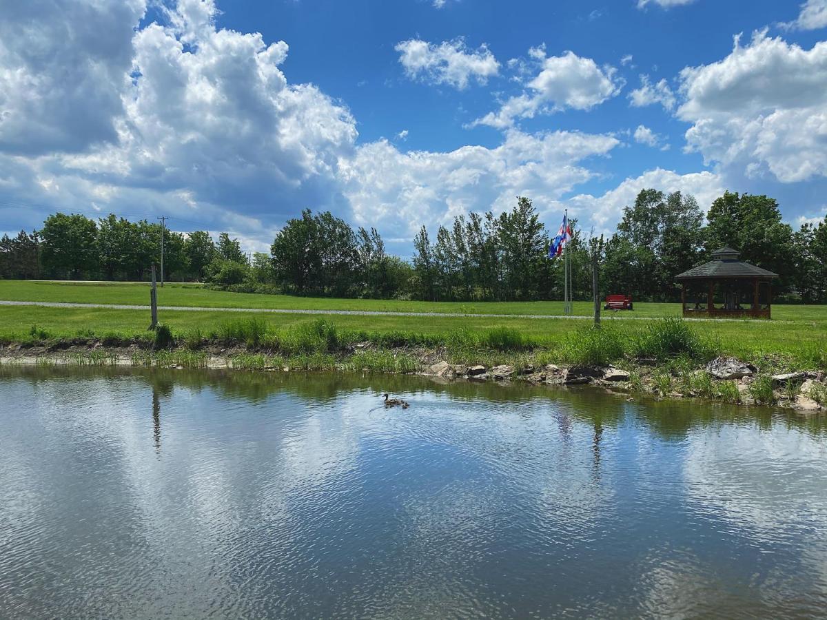 Domaine Steinbach Cidrerie, Gîte et Verger St-Pierre-de-l'Île-d'Orléans Extérieur photo